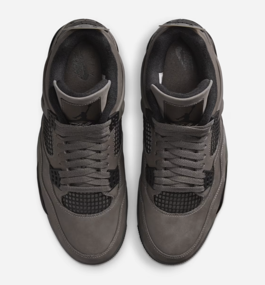 <p>アッパーはヌバック素材で、カラーは Cave Stone（グレージュ寄りのニュートラルトーン）を基調。ブラックのメッシュネットとアイレットでコントラストを付加。スニーカーを白／黒／ベージュ系の服装と合わせやすい設計。</p>