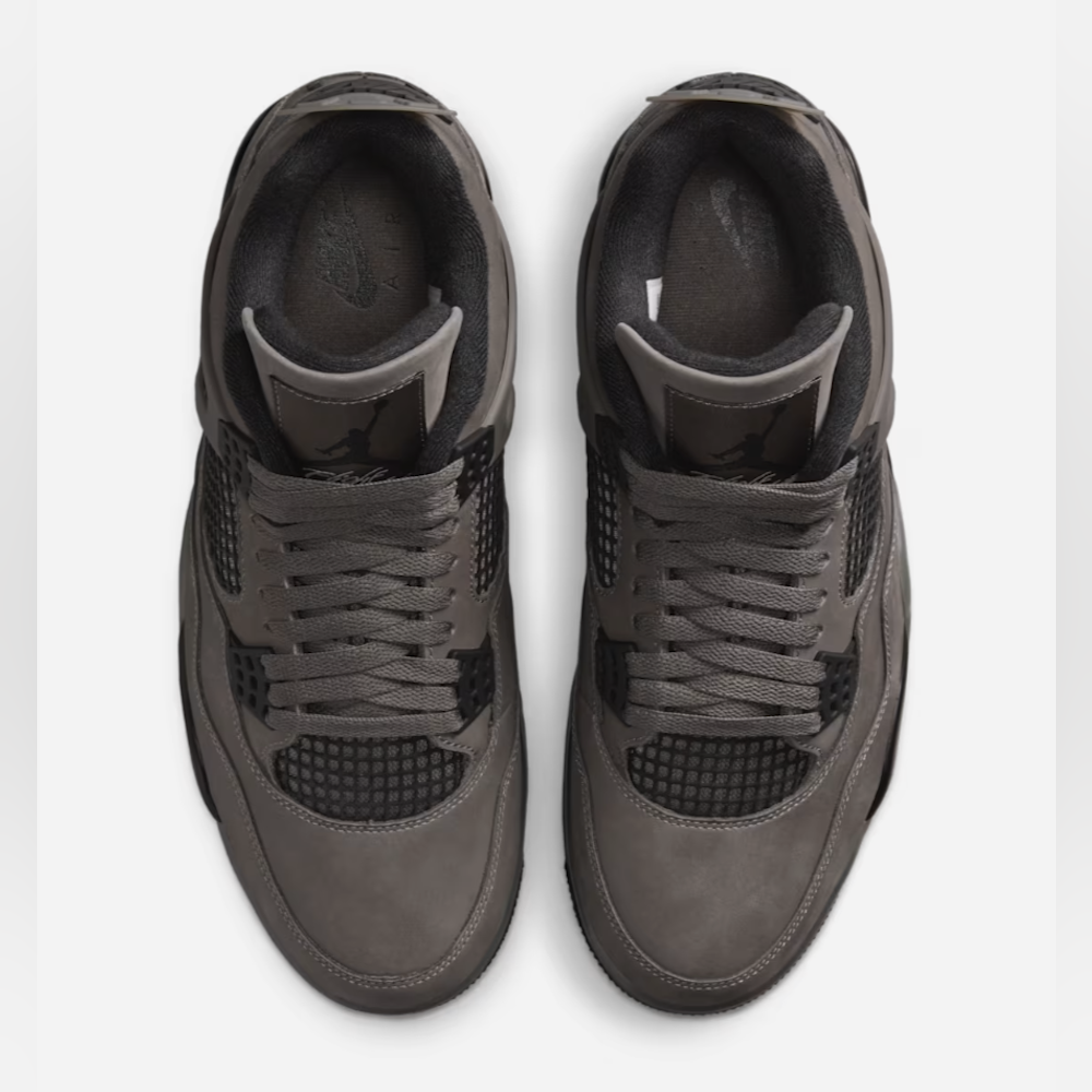 <p>アッパーはヌバック素材で、カラーは Cave Stone(グレージュ寄りのニュートラルトーン)を基調。ブラックのメッシュネットとアイレットでコントラストを付加。スニーカーを白/黒/ベージュ系の服装と合わせやすい設計。</p>