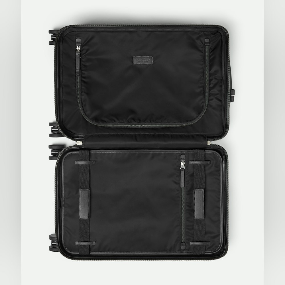 <p>内側はファスナー付きフラットポケットで仕切られており整理しやすい。</p>