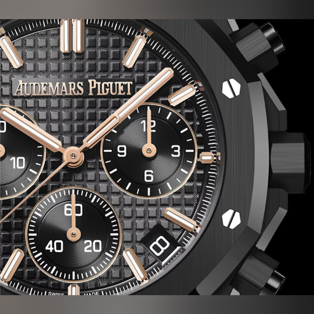 <p>ブラックの「グランデ・タペストリー」パターン文字盤に、ピンクゴールドのアップライドインデックスとロイヤルオーク針(夜光付き)を備え、視認性と質感を両立。</p>