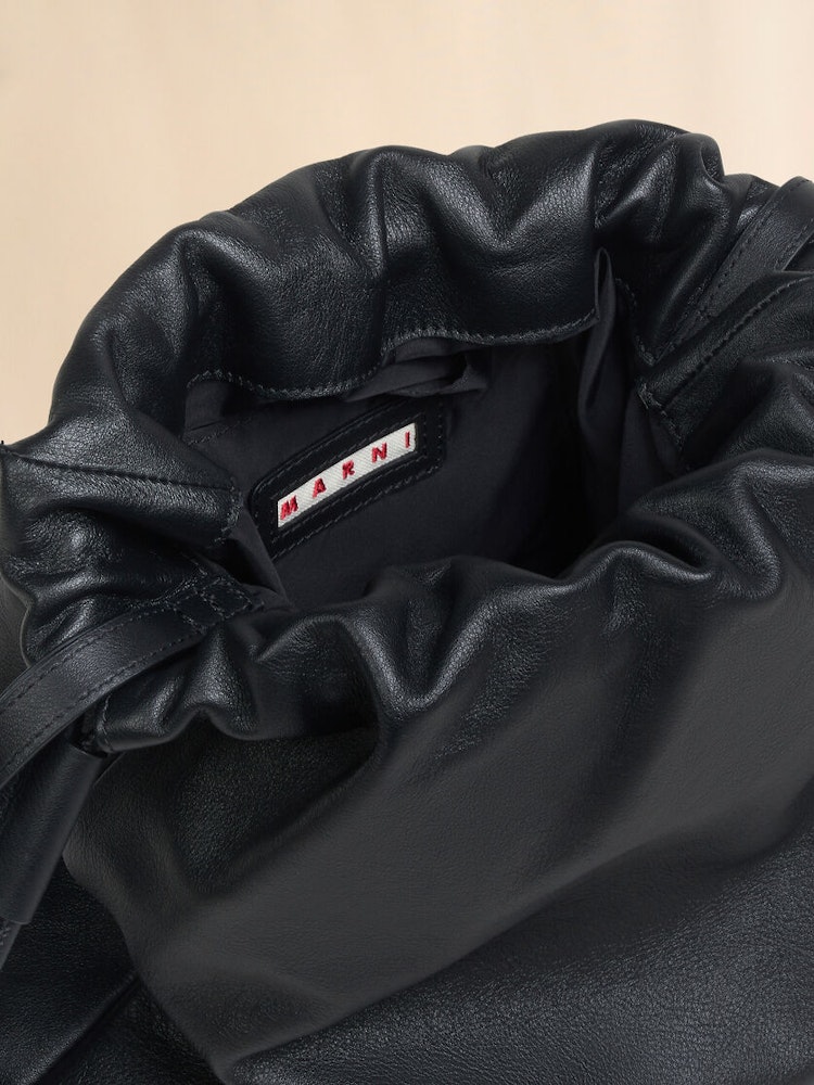 <p>バッグ本体・すべてのコントラスト／アプリケーションはカーフスキン（子牛革）で構成。ロゴはコントラストレザーによる手刺繍。メタリックパーツは真鍮。イタリア製。隠しマグネットの開閉機構。テクニカルファブリックの裏地。</p>