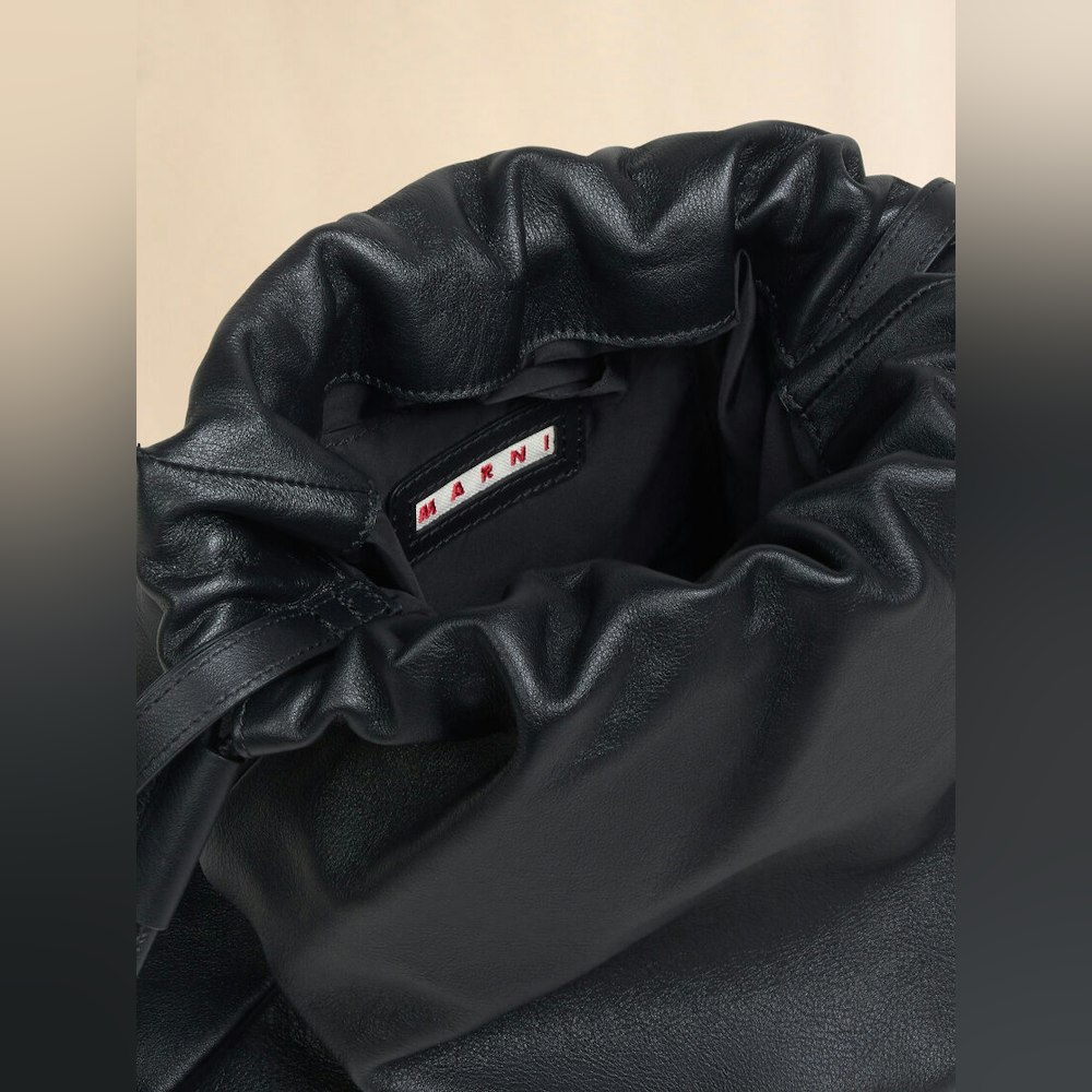 <p>バッグ本体・すべてのコントラスト/アプリケーションはカーフスキン(子牛革)で構成。ロゴはコントラストレザーによる手刺繍。メタリックパーツは真鍮。イタリア製。隠しマグネットの開閉機構。テクニカルファブリックの裏地。</p>