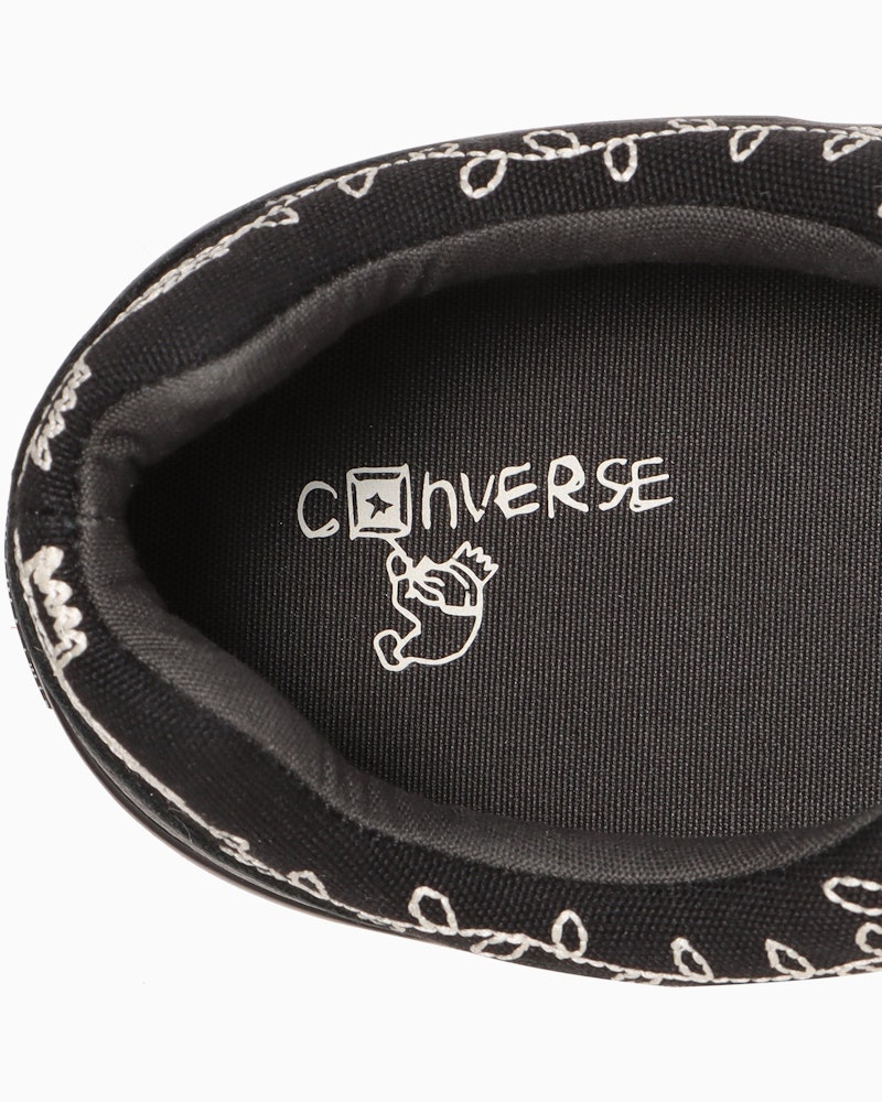 <p>高密度ウレタンフォームとラバースポンジのインソールを採用し、長時間の歩行でも快適な履き心地を提供。</p>