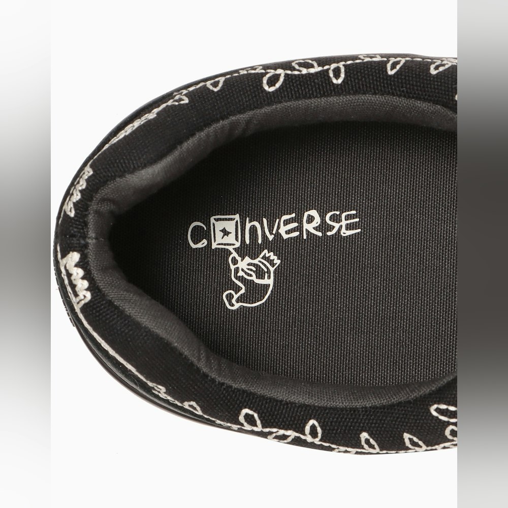 <p>高密度ウレタンフォームとラバースポンジのインソールを採用し、長時間の歩行でも快適な履き心地を提供。</p>