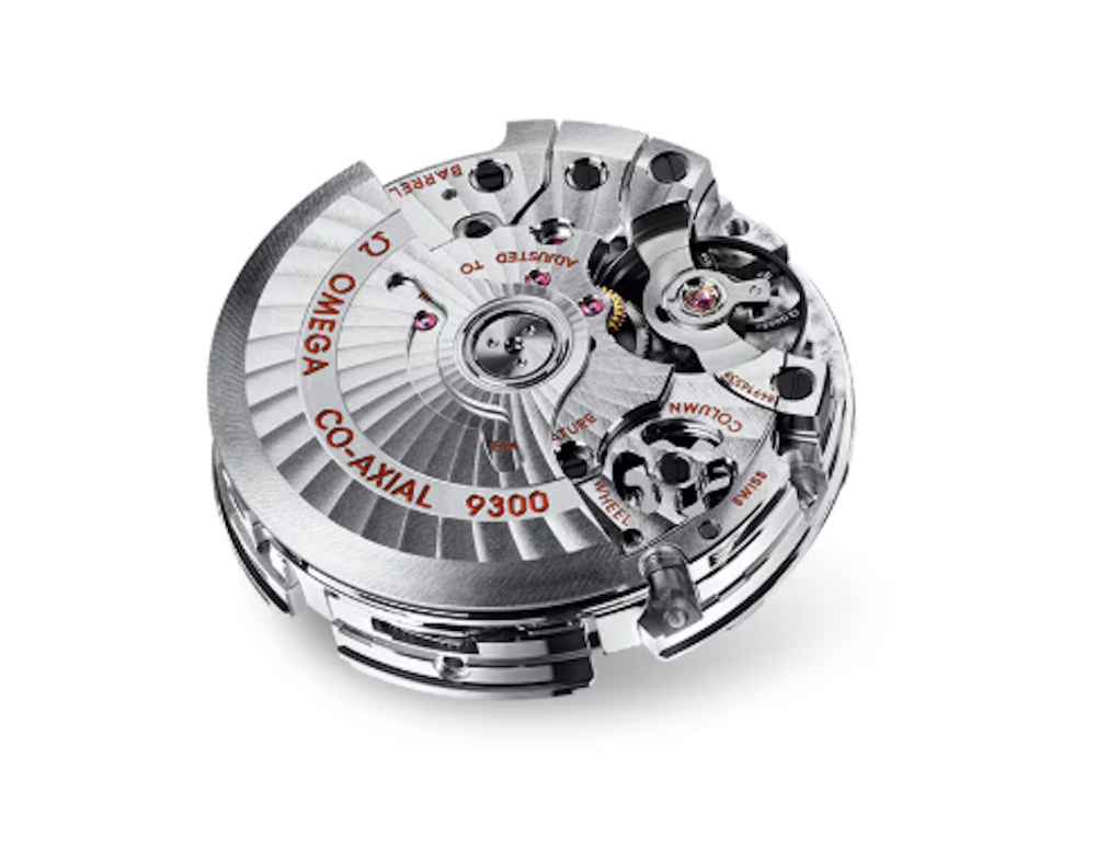 <p>搭載ムーブメントはOMEGA Calibre 9300 自動巻きクロノグラフ。クロノメーター認定取得。クロノグラフ機能と日付表示を備える。両方向巻上げ式で安定した動力供給が可能。サファイアクリスタル風防を採用し、耐傷性と視認性を両立</p>