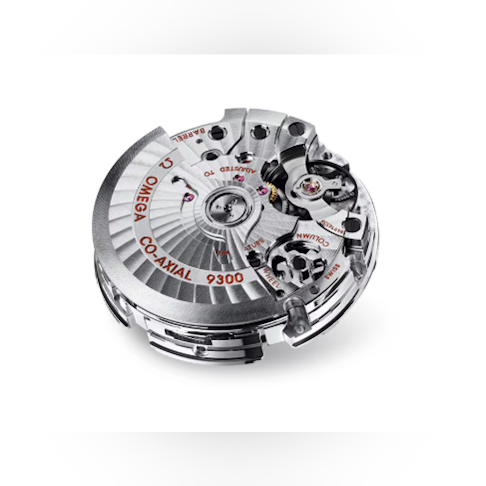 <p>搭載ムーブメントはOMEGA Calibre 9300 自動巻きクロノグラフ。クロノメーター認定取得。クロノグラフ機能と日付表示を備える。両方向巻上げ式で安定した動力供給が可能。サファイアクリスタル風防を採用し、耐傷性と視認性を両立</p>