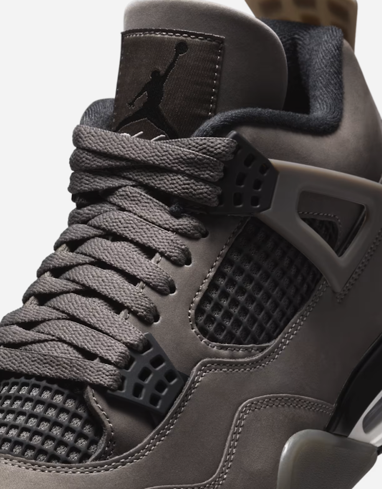 <p>ニュートラルなトーンにブラックのアクセントが入る配色により、デイリーウェア／ストリートウェアに対応。デニム、カーゴ、チノ、ジャケットと合わせやすい。一足で複数のスタイルに活用可能。</p>