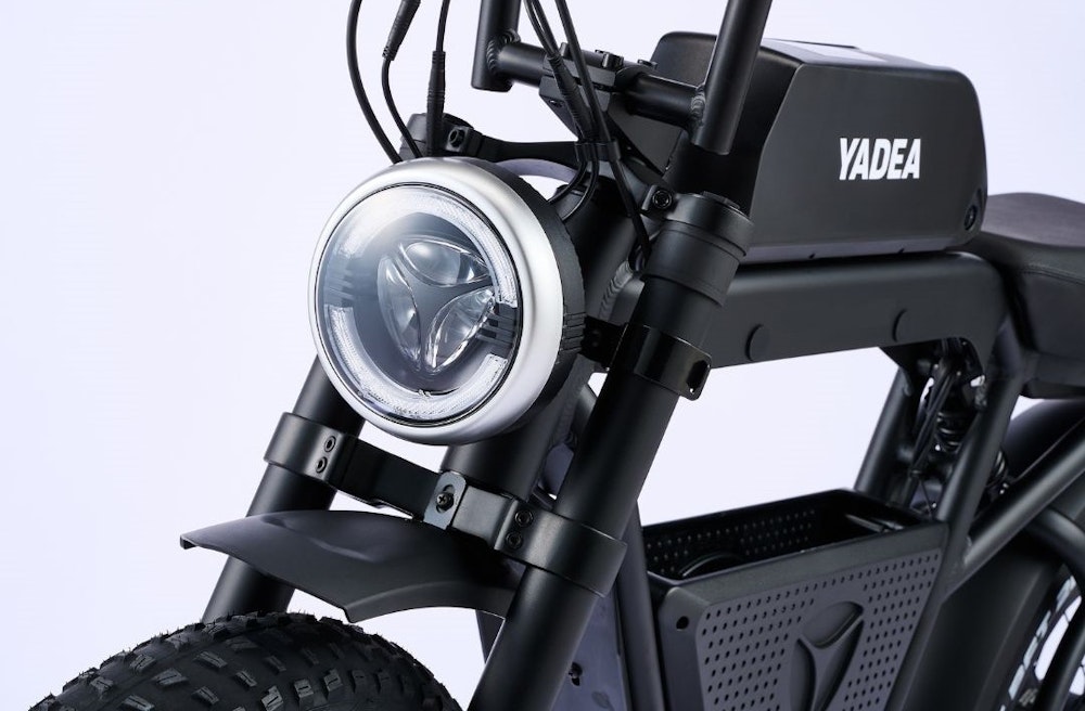 <p>最大航続距離196kmのLG製大容量バッテリー搭載。長距離移動や連日の使用もバッテリー切れの心配が少ない。</p>