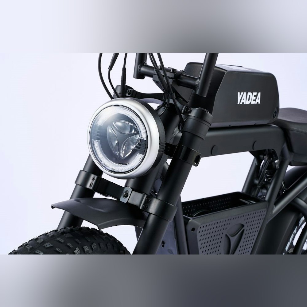 <p>最大航続距離196kmのLG製大容量バッテリー搭載。長距離移動や連日の使用もバッテリー切れの心配が少ない。</p>