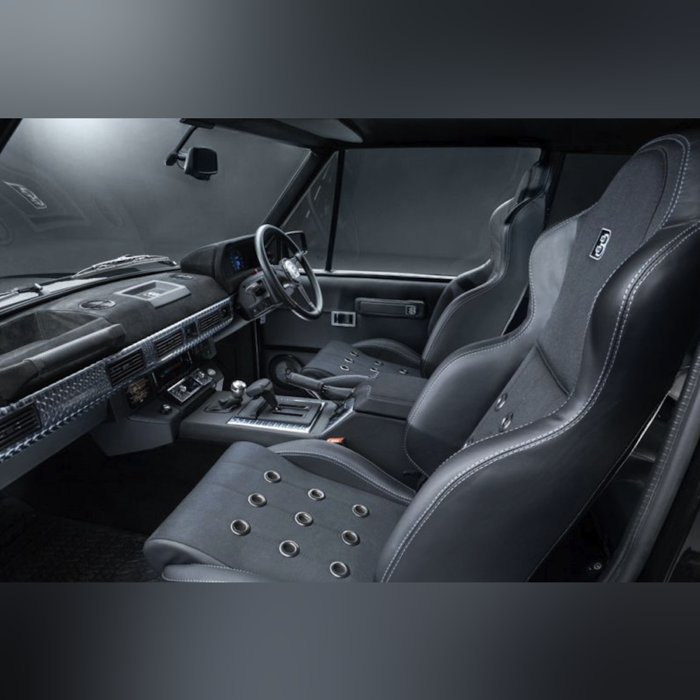 <p>インテリアにNomexとレザーのスポーツシート、アルカンターラ製ダッシュボード、Moto-Litaレザーステアリング、Bangfordブルーステッチのディテールを採用。USB端子やBluetooth、ナビ、Focalスピーカーシステムなど機能面も充実。</p>