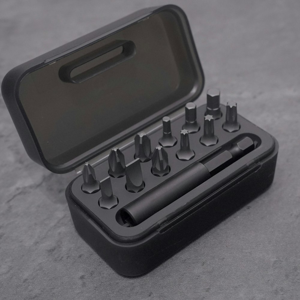 <p>プラス・マイナス、六角やトルクスなど計12種のビットを標準装備。日常のネジに幅広く対応。</p>