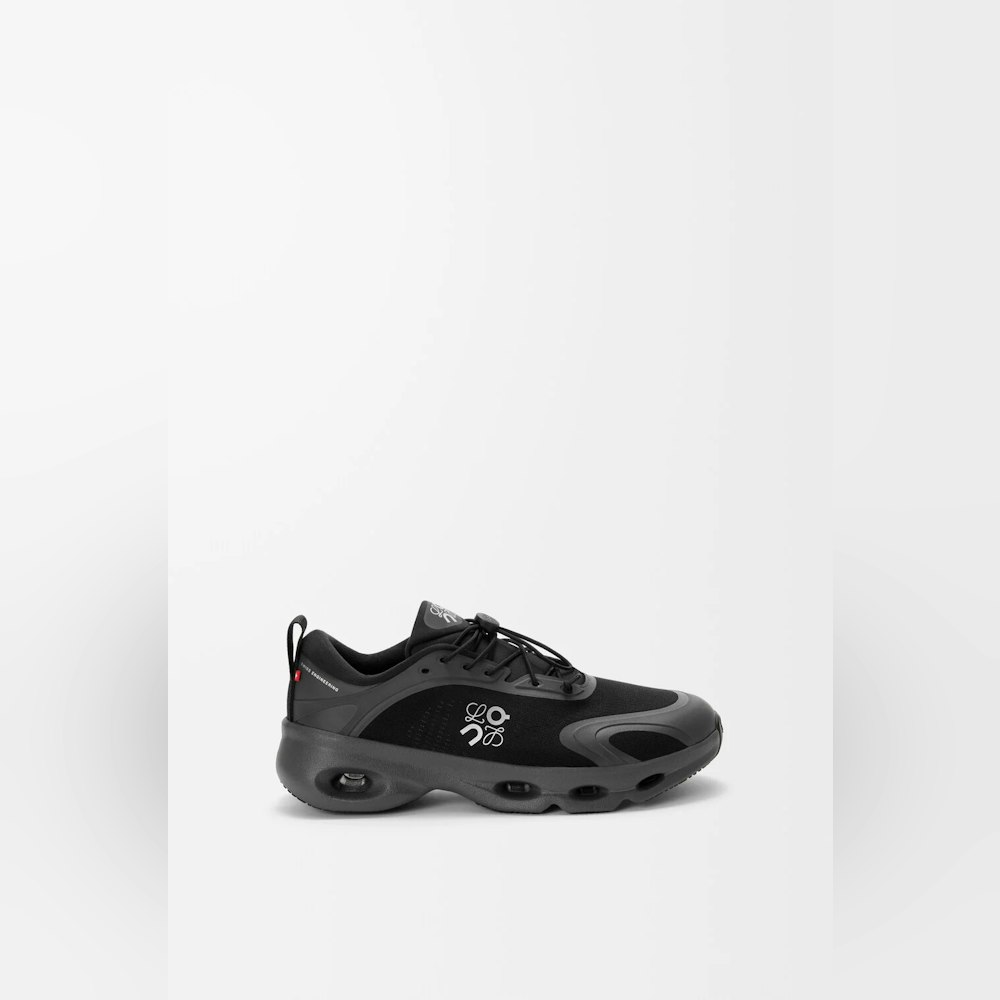 <p>リサイクルポリエステル主体の軽量設計で、長時間の歩行も快適。かかと部分のクラウドパーツが衝撃を吸収し、日常使いからアクティブな場面までサポート。</p>