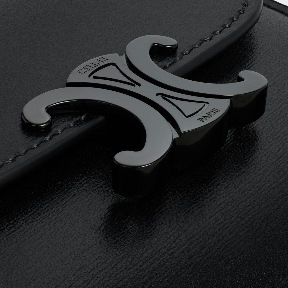 <p>ブラックのカーフスキンにブラックメタルのトリオンフスナップボタンクロージャー。カラー展開は他にも多数あり。</p>