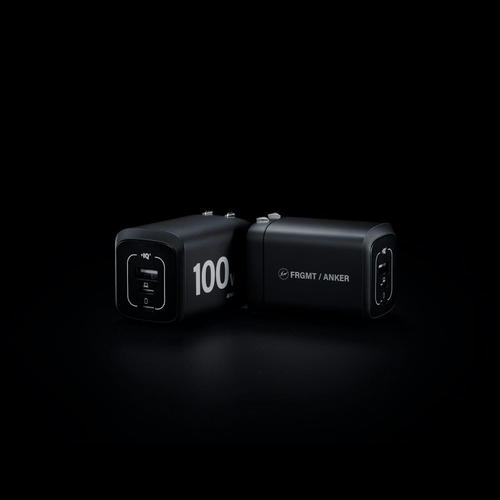 <p>最大100W出力の3ポートUSB急速充電器で、ノートPCやスマートフォンを同時に急速充電可能。外出先での作業効率を向上させます。</p>