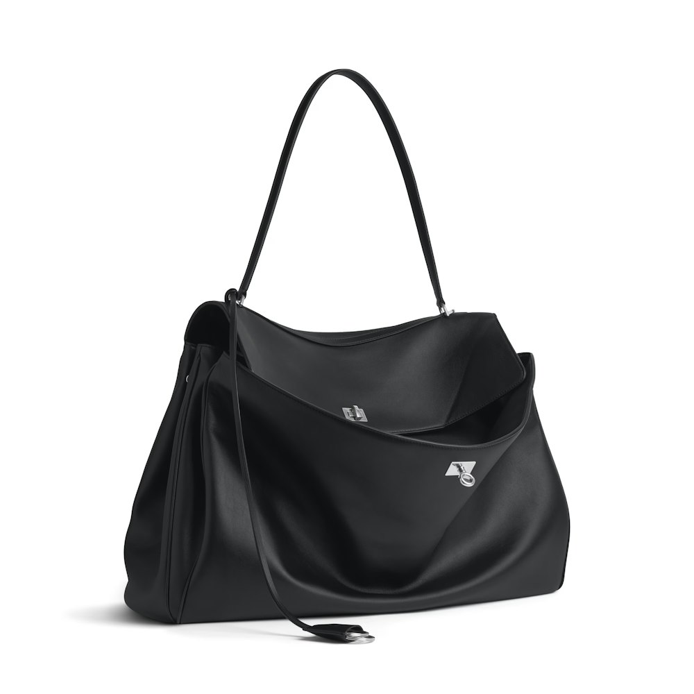 <p>大きめサイズと滑らかなカーフ素材が、品格ある印象を与えるXLバッグ。ショルダーや手持ちなど多様な持ち方で、スマート&力強く魅せる存在感。</p>