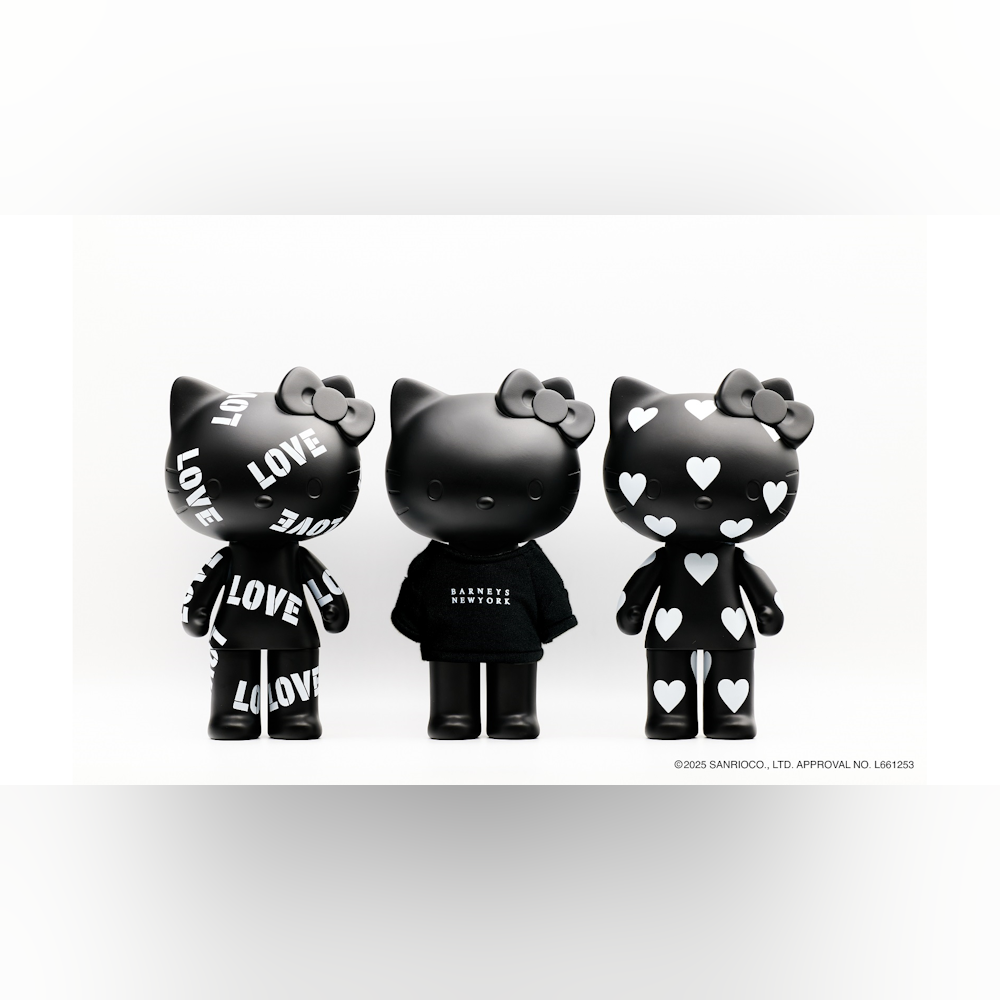 <p>オールブラック本体に“HEART”または“LOVE”のモチーフがあしらわれた2種と、ロゴ入りウェアを着用したバーニーズ ニューヨーク限定バージョンの計3種を用意。</p>