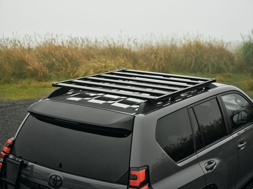 <p>フラットタイプのルーフキャリアやリヤガラス開閉可能なハーフラダーなど、アウトドアユーザーに役立つ装備を完備。</p>