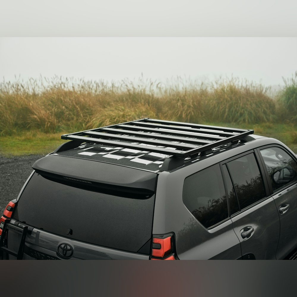 <p>フラットタイプのルーフキャリアやリヤガラス開閉可能なハーフラダーなど、アウトドアユーザーに役立つ装備を完備。</p>