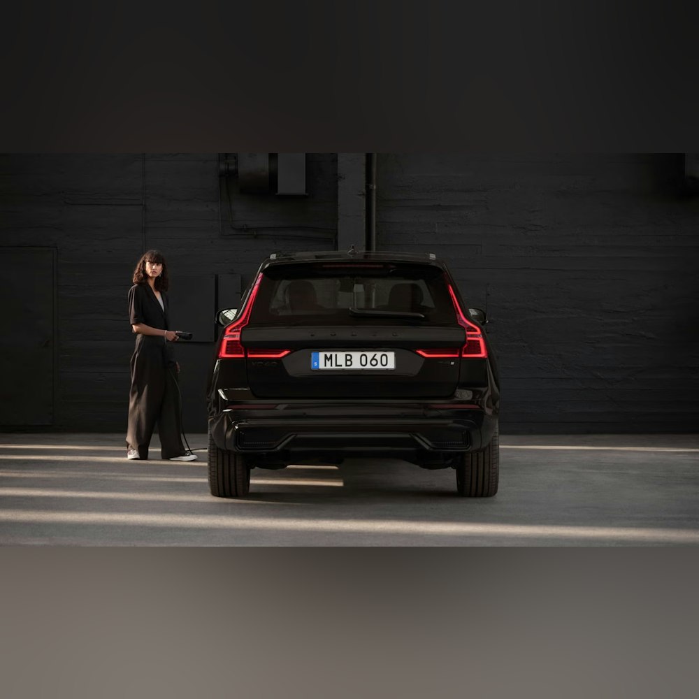 <p>週末の家族旅行や買い出し、アウトドア用品の積載に対応できる広いラゲッジ容量を持つ。電気だけで約 81 km 走行可能なため、市街地や近郊での移動の多くを EV モードでこなせる。普段の使い勝手とレジャーの両立を図る構成。</p>