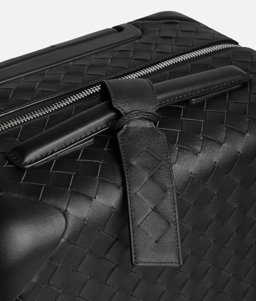 <p>ハンドルとトリムまでカーフレザー。取り外し可能なイントレチャートレザーのタグホルダーもアクセント。</p>