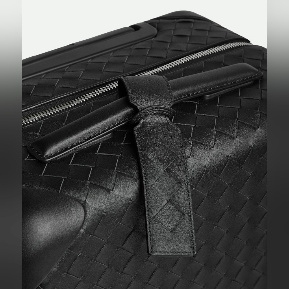 <p>ハンドルとトリムまでカーフレザー。取り外し可能なイントレチャートレザーのタグホルダーもアクセント。</p>