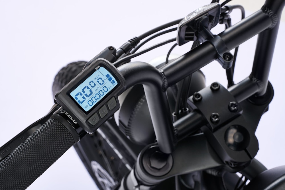 <p>アシストレベル切替、電源ON/OFF、走行距離・充電残量を表示するLEDディスプレイ搭載。直感的な操作で管理がしやすい設計。</p>