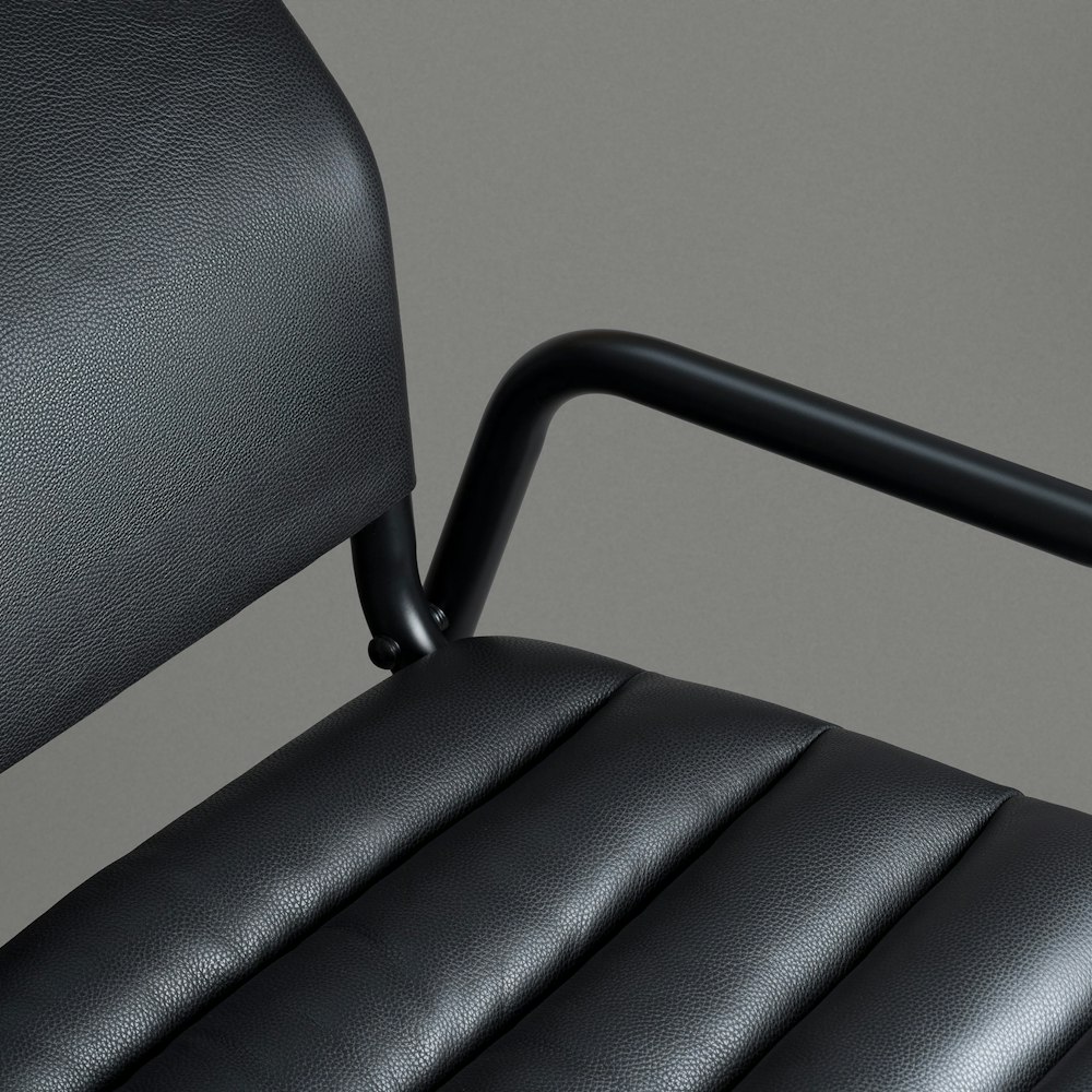 <p>座面と背もたれにイタリア製ブラックレザーを採用。トップグレインレザーとソフトなパッド入りで、快適な座り心地。長く使うほどにレザーが経年変化する。</p>