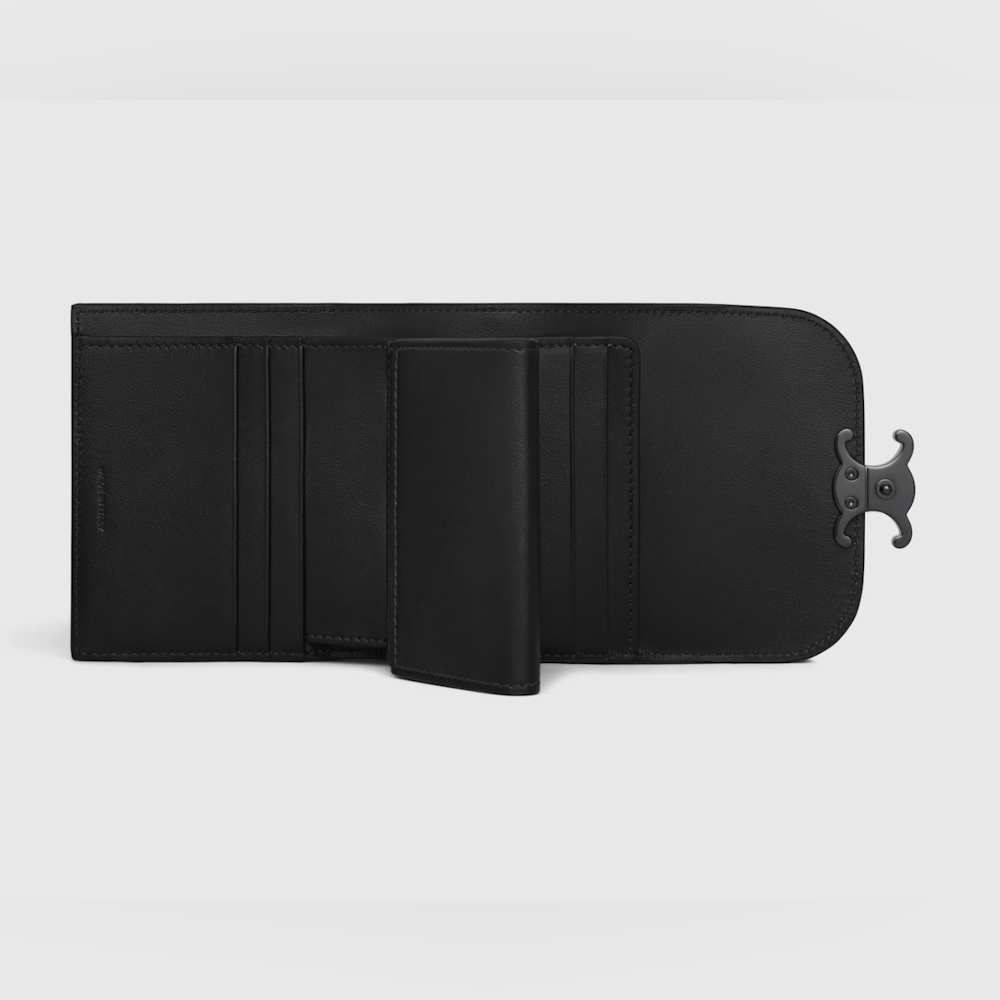 <p>5枚分のカードスロット、スナップ付きコインポケット、ノートポケット、2つのフラットポケットを搭載。日常の支払いや整理に便利な収納力。</p>