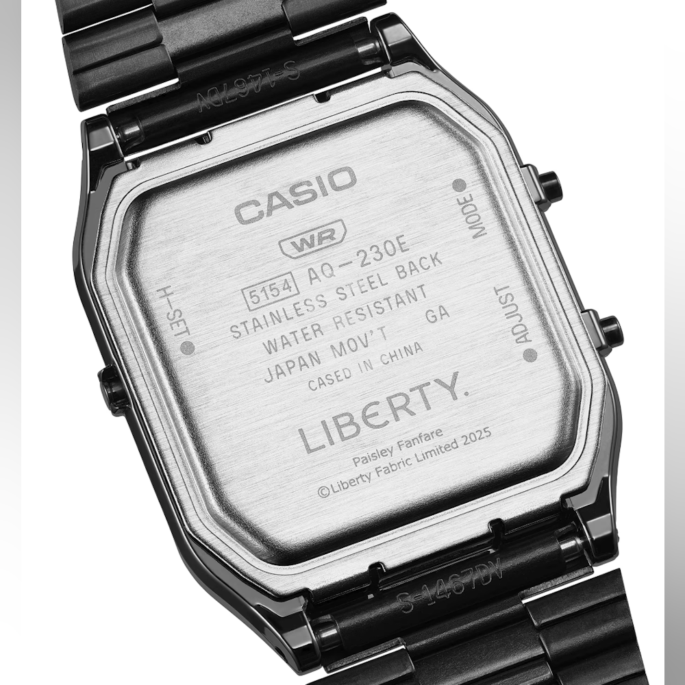 <p>LIBERTY.ロゴが中留と裏蓋に刻印され、ペイズリーファンファーレを配した特別パッケージで提供。ギフトやコレクションにも適した仕様。</p>