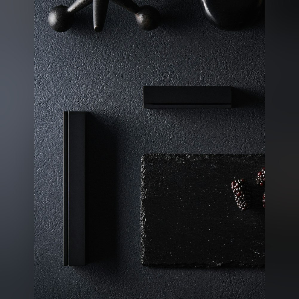 <p>真鍮素材にブラックコーティングを施した重厚な本体。香炉本体と揺らぐ香煙の有機的なコントラストが空間に特徴的な存在感をもたらす。</p>