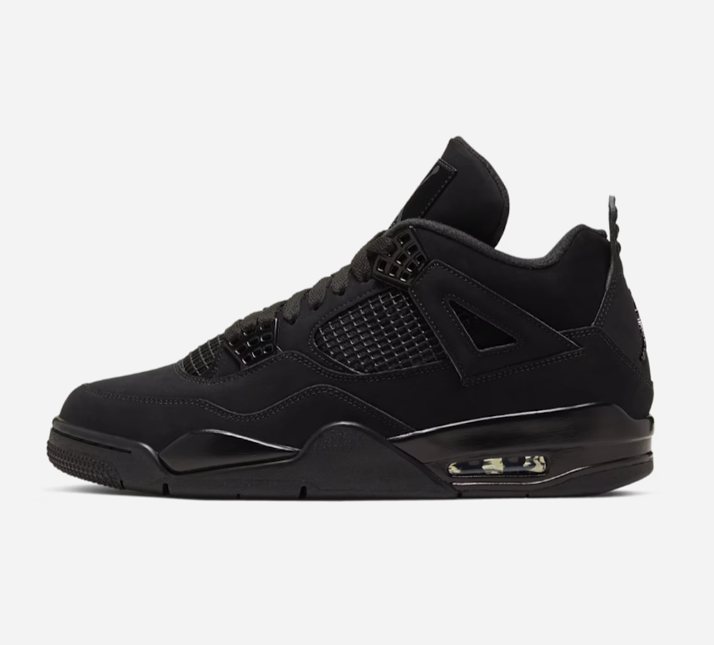 <p>アッパーはブラックヌバック素材で構成され、メッシュのネッティングやラスターレースアイレットも全て黒で統一。光沢を抑えたマット仕上げによる質感対比あり。ヒールには「Nike Air」ロゴ。カラーは Black/Black-Light Graphite。</p>