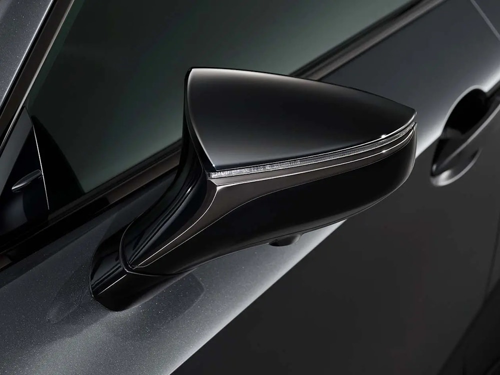 <p>ブラック塗装の鍛造アルミホイールとスモークメッキ加飾のブラック塗装ドアミラーを装備。精悍なエクステリアが特徴。</p>