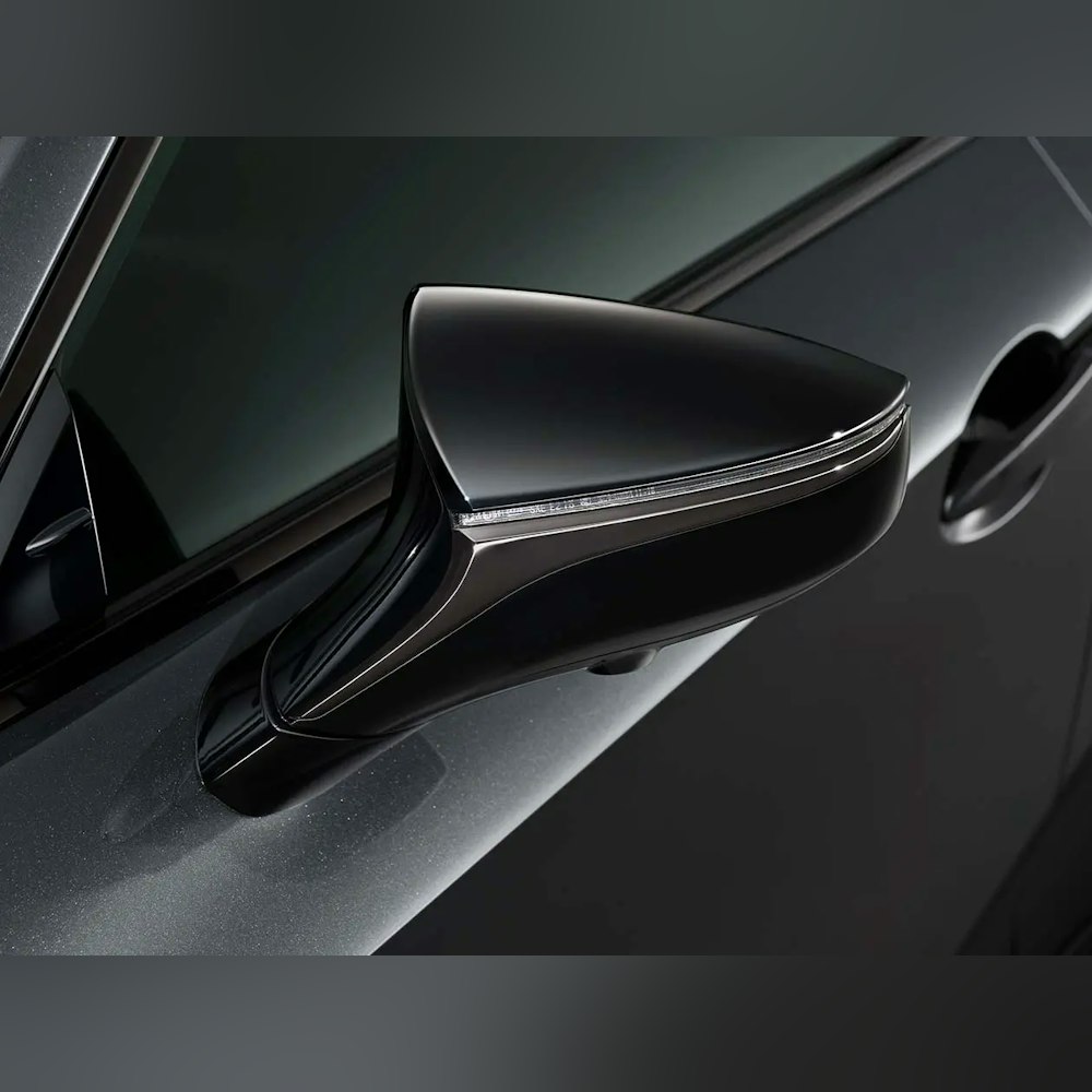 <p>ブラック塗装の鍛造アルミホイールとスモークメッキ加飾のブラック塗装ドアミラーを装備。精悍なエクステリアが特徴。</p>