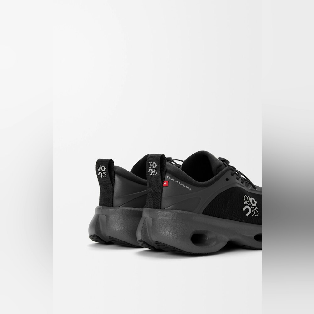 <p>半透明の糸メッシュアッパーとTPUオーバーレイにより通気性とフィット感を両立。ペブルトグル付きスピードシューレースとバックループで着脱が容易。</p>