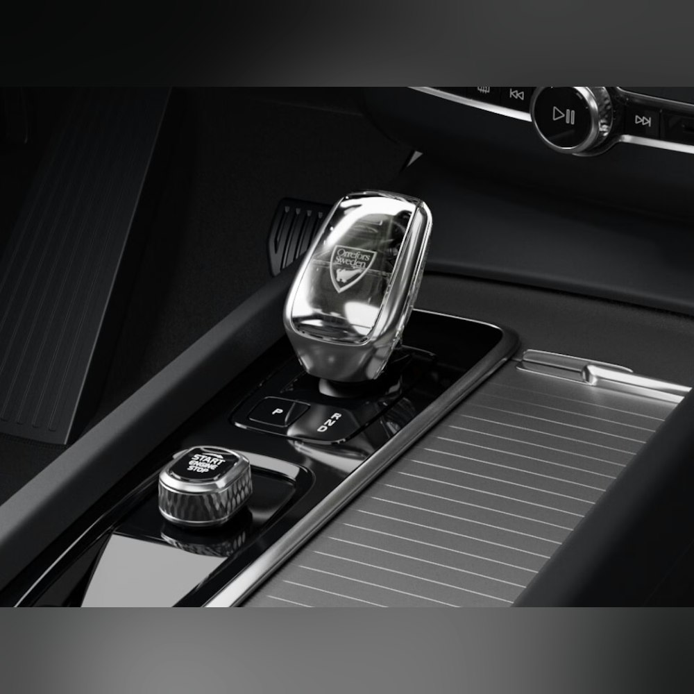 <p>リアシートを起こした状態での荷室容量は <strong>483リットル</strong>。日常使いの荷物や5人乗車時の手荷物を十分に収納可能。荷室の長さや幅も実寸で確保されており、大きめのスーツケース複数や買い物の荷物を積む際にも対応できる室内設計。静粛性・インテリアの質感も標準仕様で一定のレベルを保っており、長時間の移動でも疲労を軽減。</p>