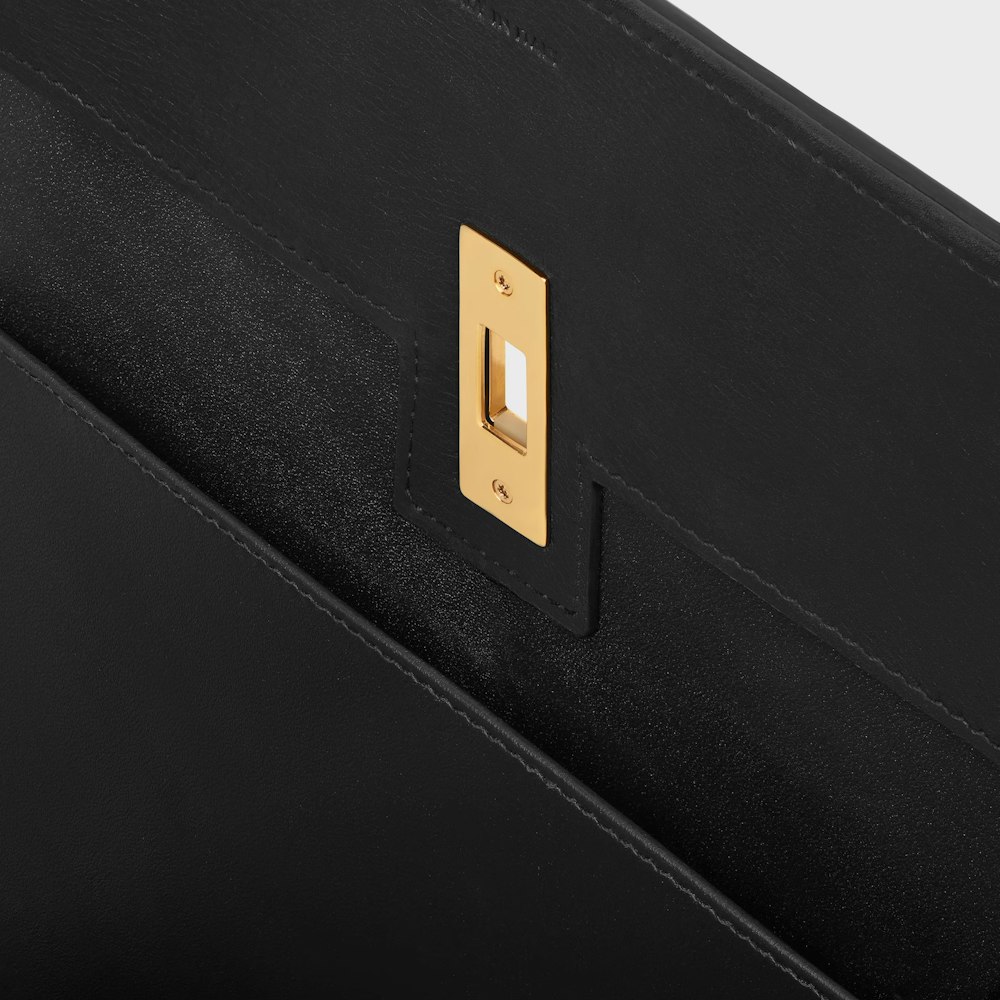 <p>ターンロック開閉と内側ジップポケット1つ、メインコンパートメント2つの仕切り構造により整理整頓が可能。</p>