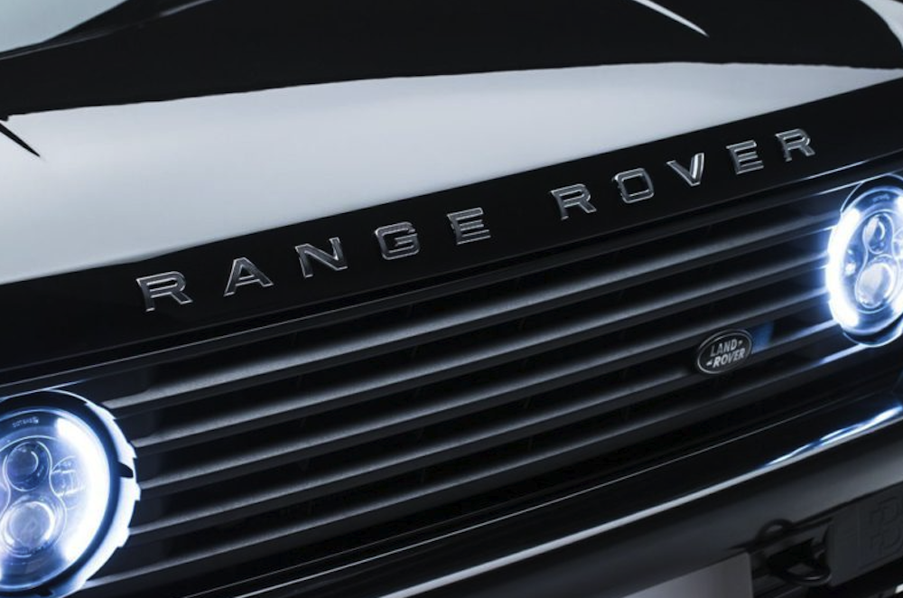 <p>限定10台のみ製作。Bishops Heritageによる完全リストアとBamfordのヴィンテージフォルムへの忠実な再現により、オリジナルの魅力を残しつつ革新を加えたデザイン。外観はLEDヘッドライトや18インチBowlerアロイホイール、ブラックトーンウィンドウなどでモダンに仕上げられている。</p>