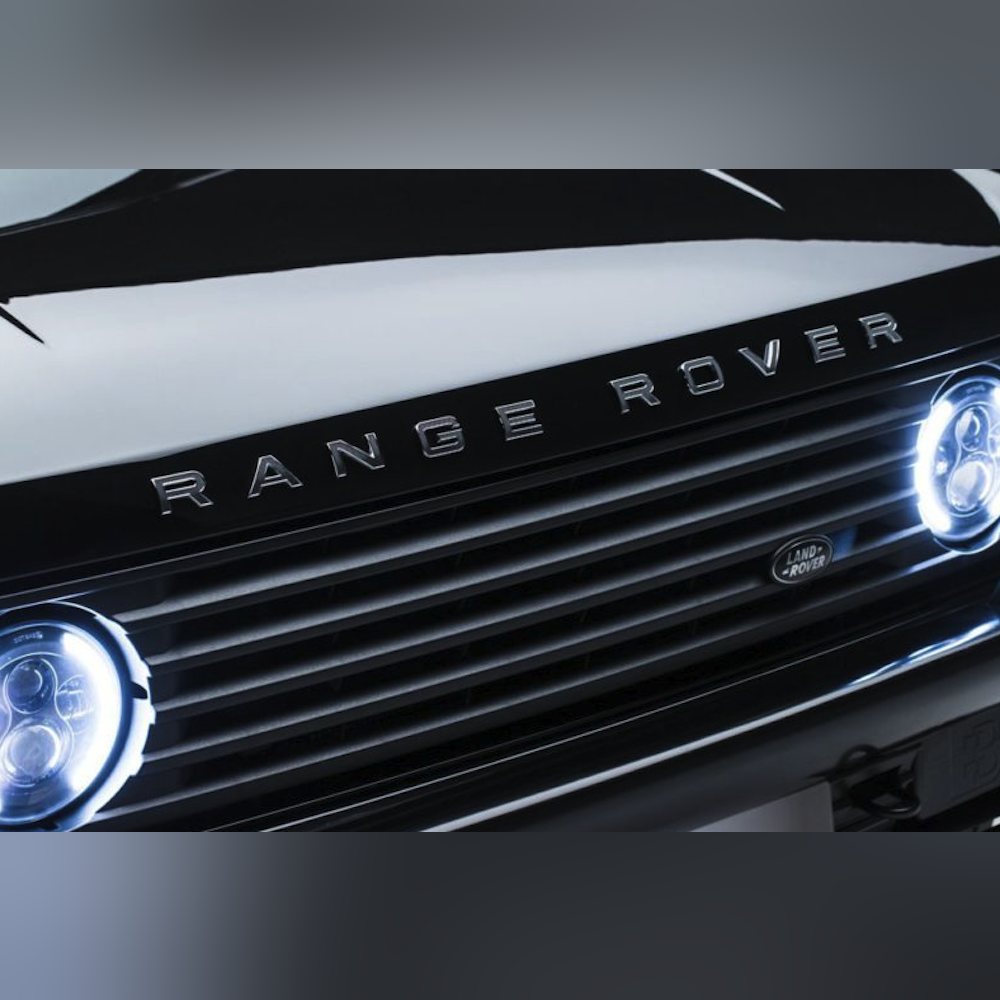 <p>限定10台のみ製作。Bishops Heritageによる完全リストアとBamfordのヴィンテージフォルムへの忠実な再現により、オリジナルの魅力を残しつつ革新を加えたデザイン。外観はLEDヘッドライトや18インチBowlerアロイホイール、ブラックトーンウィンドウなどでモダンに仕上げられている。</p>