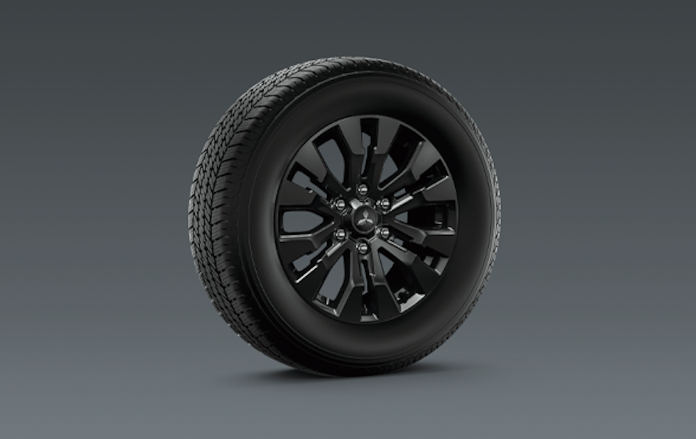 <p>ルーフレールや18インチアルミホイールなど、外装の要所をブラックで統一し、精悍なスタイリングを実現。</p>