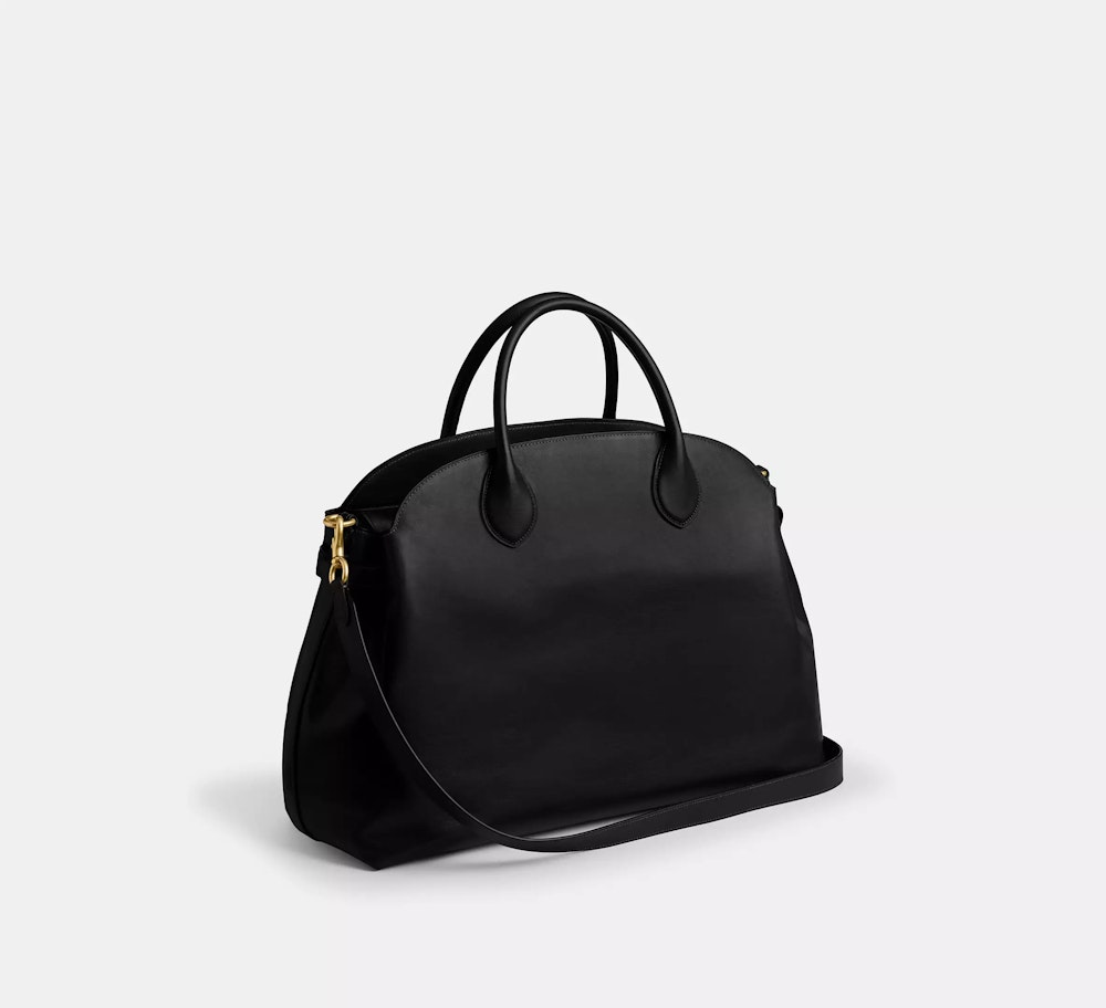 <p>ハンドル＋着脱式ストラップで手持ち・肩掛け・斜め掛けに切替可。</p>