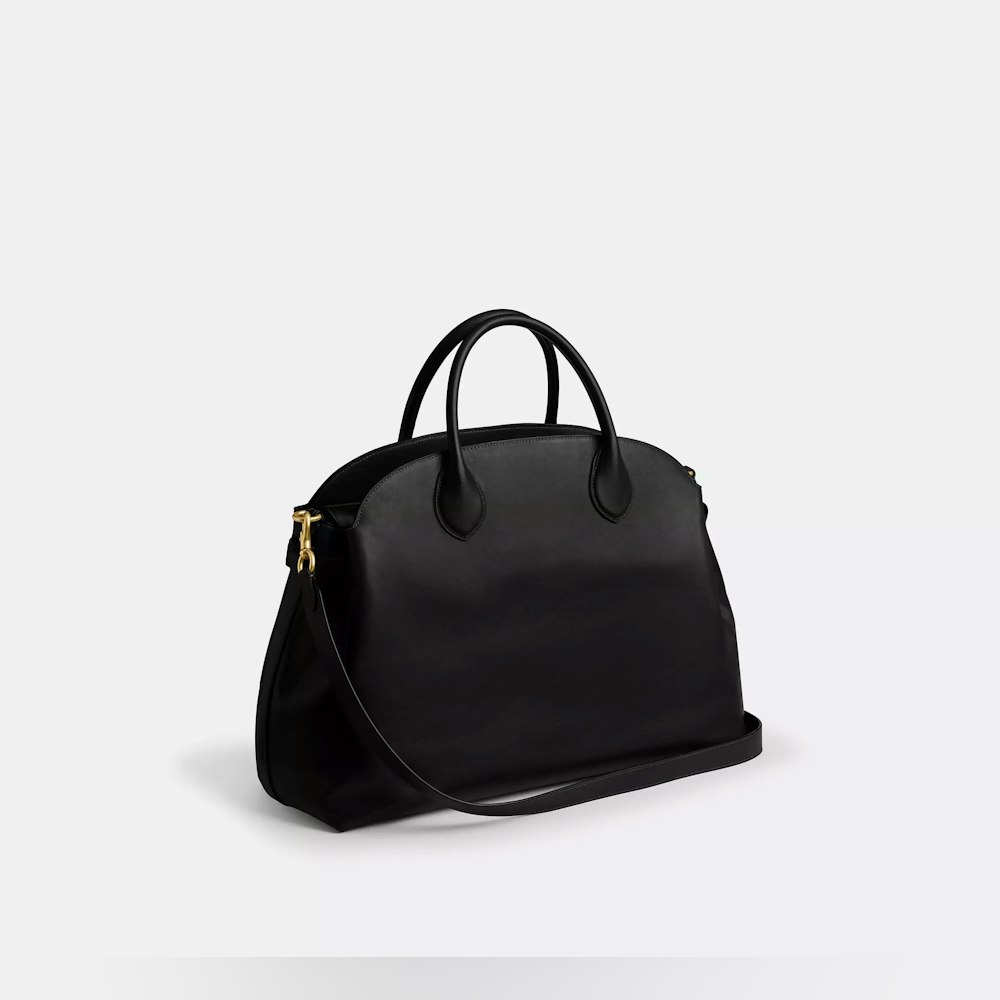 <p>ハンドル+着脱式ストラップで手持ち・肩掛け・斜め掛けに切替可。</p>