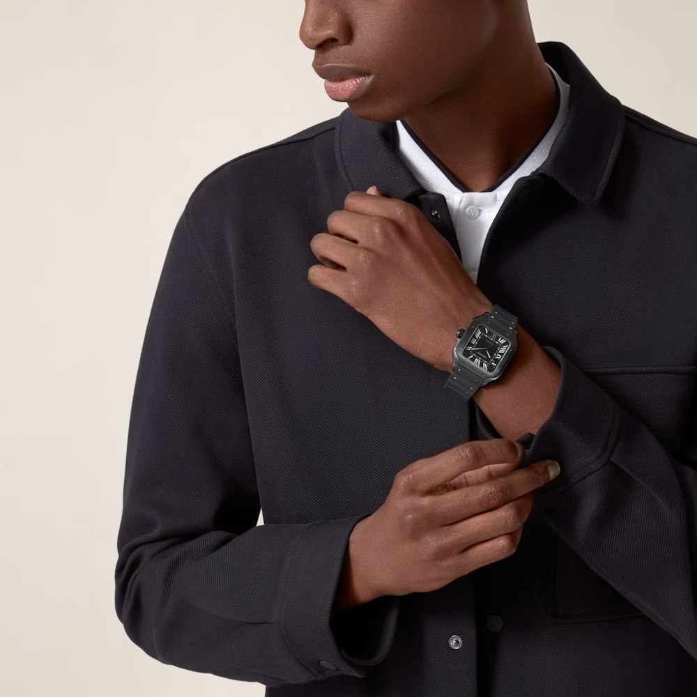 <p>強靭なADLCコーティングを施したケース。100m防水と堅牢性で、頼れる相棒に。</p>