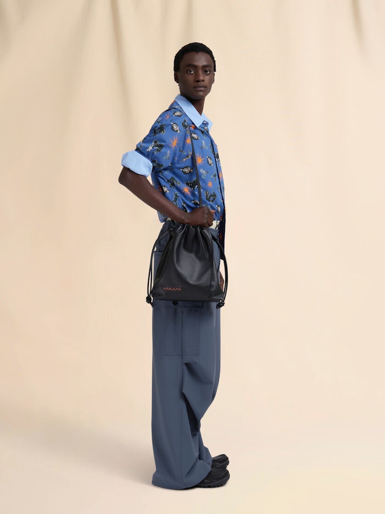 <p>中型サイズで、調節可能なショルダーストラップ付き。サイドのドローストリングはリベットなしで形の調整が可能。隠しマグネット開閉で内容物の出し入れがスムーズ。</p>