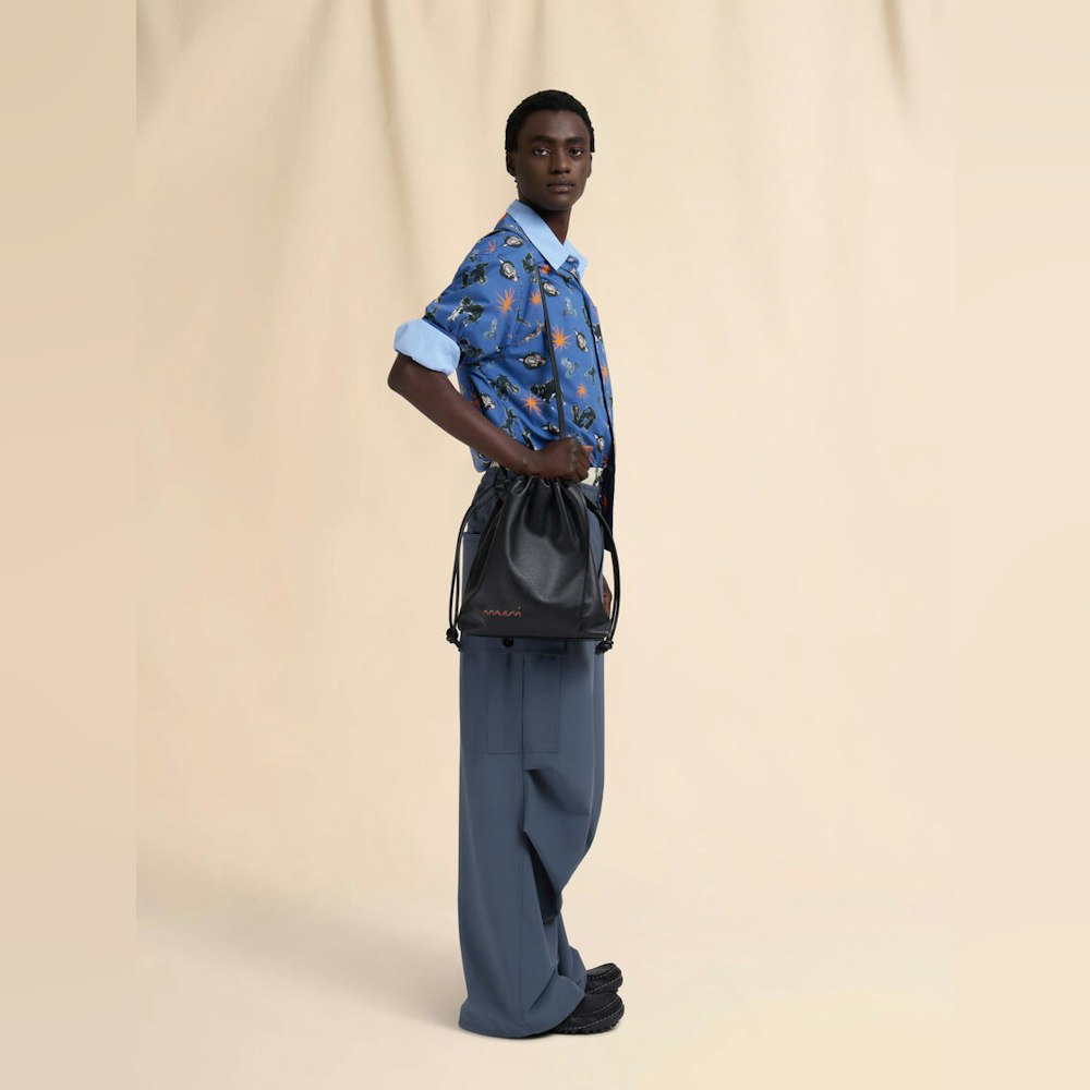 <p>中型サイズで、調節可能なショルダーストラップ付き。サイドのドローストリングはリベットなしで形の調整が可能。隠しマグネット開閉で内容物の出し入れがスムーズ。</p>