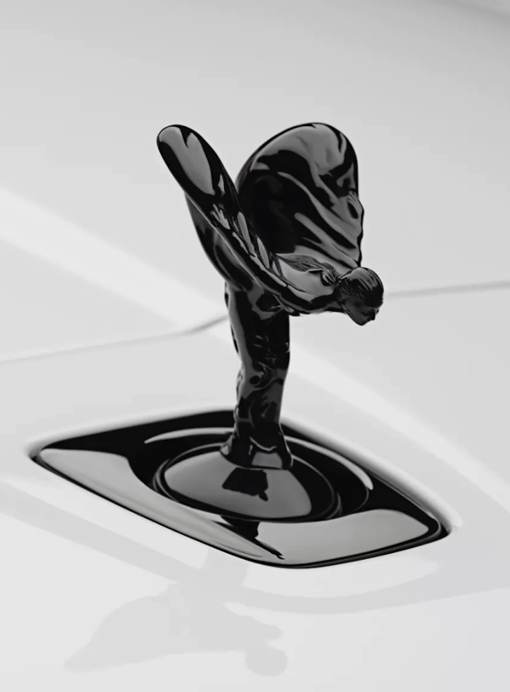 <p>ブラッククロームの Spirit of Ecstasy、グリルやバッジなど外装ディテールの暗色化、専用ホイールデザインを採用。内装は素材・色の選択肢が豊富で Bespoke（高級注文仕様）対応。外観・内装で個性を出せる仕様。</p>