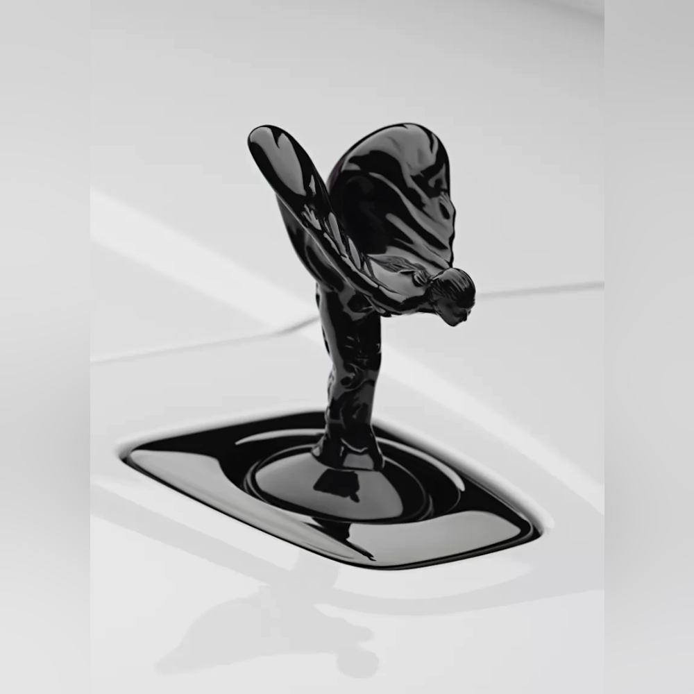 <p>ブラッククロームの Spirit of Ecstasy、グリルやバッジなど外装ディテールの暗色化、専用ホイールデザインを採用。内装は素材・色の選択肢が豊富で Bespoke(高級注文仕様)対応。外観・内装で個性を出せる仕様。</p>