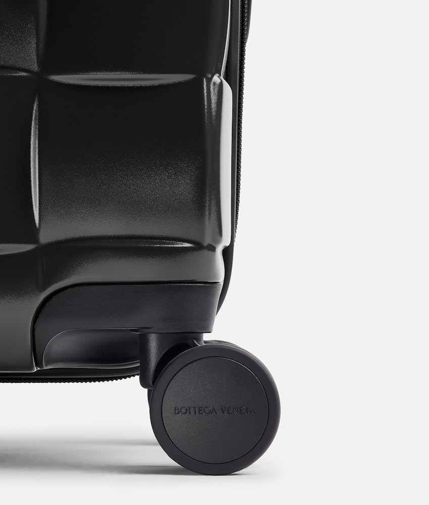 <p>ロックシステム付きファスナークロージャー、 360°回転する4輪ホイール、伸縮ハンドルなどスーツケースとしての便利で基本的な機能はもちろん備わっている。</p>