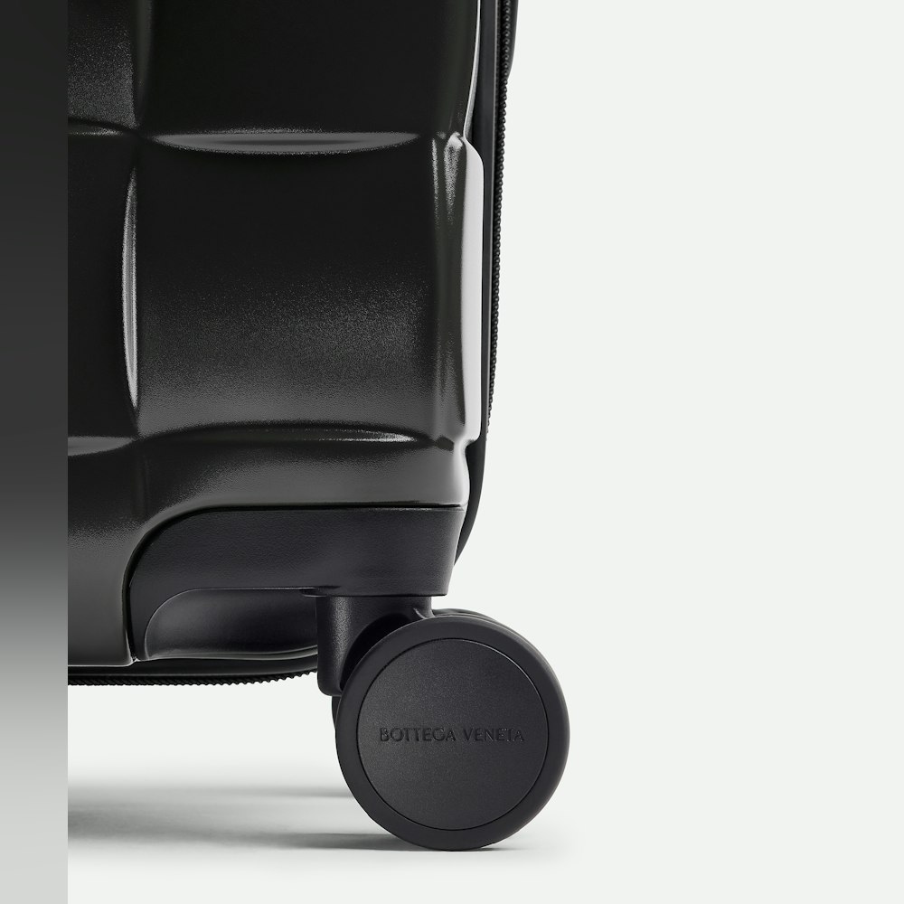 <p>ロックシステム付きファスナークロージャー、 360°回転する4輪ホイール、伸縮ハンドルなどスーツケースとしての便利で基本的な機能はもちろん備わっている。</p>