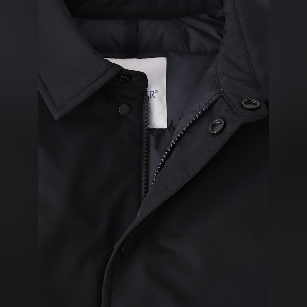 <p>襟元のデザインやラウンドした裾が軽やかさを演出。肩と胸はフィット感があり、ウエストはボクシーなシェイプで快適な着心地。</p>