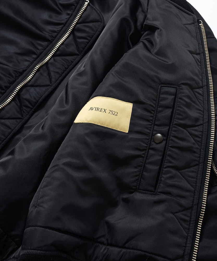 <p>米国発の老舗ミリタリーブランドであるAVIREXの歴史と伝統を受け継ぎついだエクスクルーシブコレクション「AVIREX7522」。本別注アイテムはインラインで2024AWシーズンはじめてリリースとなったブラックを採用している。</p>